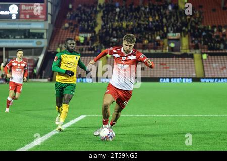 Barnsley, Regno Unito. 3 novembre 2023. John Mcatee #45 di Barnsley rompe con la palla durante la Emirates fa Cup 1st Round Match Barnsley vs Horsham FC a Oakwell, Barnsley, Regno Unito, 3 novembre 2023 (foto di Mark Cosgrove/News Images) a Barnsley, Regno Unito il 11/3/2023. (Foto di Mark Cosgrove/News Images/Sipa USA) credito: SIPA USA/Alamy Live News Foto Stock