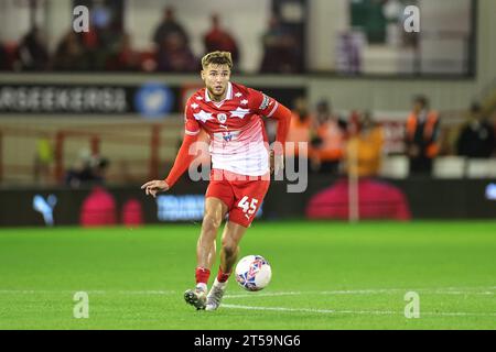 Barnsley, Regno Unito. 3 novembre 2023. John Mcatee #45 di Barnsley passa durante l'Emirates fa Cup 1st Round Match Barnsley vs Horsham FC a Oakwell, Barnsley, Regno Unito, 3 novembre 2023 (foto di Mark Cosgrove/News Images) a Barnsley, Regno Unito il 3 novembre 2023. (Foto di Mark Cosgrove/News Images/Sipa USA) credito: SIPA USA/Alamy Live News Foto Stock