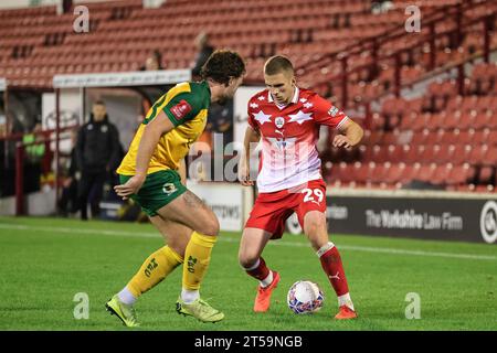 Barnsley, Regno Unito. 3 novembre 2023. Owen Dodgson #29 di Barnsley tiene il pallone durante la Emirates fa Cup 1st Round Match Barnsley vs Horsham FC a Oakwell, Barnsley, Regno Unito, 3 novembre 2023 (foto di Mark Cosgrove/News Images) a Barnsley, Regno Unito il 11/3/2023. (Foto di Mark Cosgrove/News Images/Sipa USA) credito: SIPA USA/Alamy Live News Foto Stock