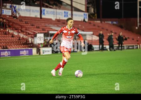 Barnsley, Regno Unito. 3 novembre 2023. Jordan Williams n. 2 di Barnsley con il pallone durante la prima partita di Emirates fa Cup Barnsley vs Horsham FC a Oakwell, Barnsley, Regno Unito, il 3 novembre 2023 (foto di Mark Cosgrove/News Images) a Barnsley, Regno Unito il 3 novembre 2023. (Foto di Mark Cosgrove/News Images/Sipa USA) credito: SIPA USA/Alamy Live News Foto Stock