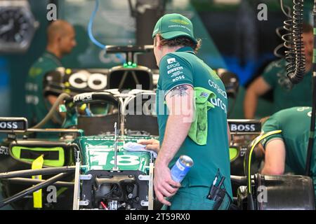 San Paolo, Brasile. 3 novembre 2023. SAN PAOLO, Brasile, 3. Novembre 2023; i meccanici di Aston Martin stanno lavorando a una gara d'auto durante il secondo giorno (venerdì) del GP DO BRASIL DE FORMULA 1, autodromo de Interlagos - F1 GP BRAZIL 2023 - Formel 1 Grand Prix Brasilien - Formula 1, Formel 1, formule 1 - immagine a pagamento - Photo Credit: © Richard CALLIS /ATP Images (CALLIS Richard/ATP/SPP) credito: SPP Sport Press Photo. /Alamy Live News Foto Stock