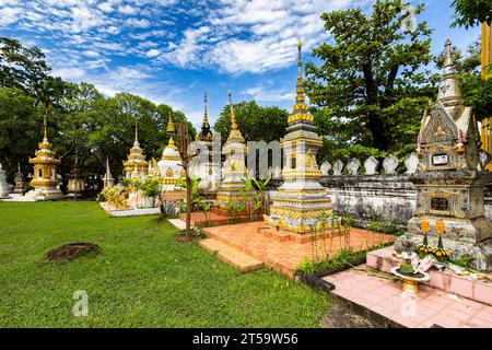 Wat si Saket (Wat Sisaket), piccoli stupa nel giardino vicino al cancello, fuori dal cortile, Vientiane, Laos, Sud-Est asiatico, Asia Foto Stock