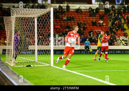 Oakwell Stadium, Barnsley, Inghilterra - 3 novembre 2023 Max Watters (36) di Barnsley dopo aver segnato il gol di apertura - durante la partita Barnsley contro Horsham, Emirates fa Cup, 2023/24, Oakwell Stadium, Barnsley, Inghilterra - 3 novembre 2023 crediti: Arthur Haigh/WhiteRosePhotos/Alamy Live News Foto Stock