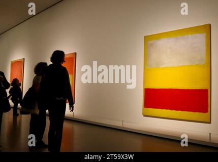 Vedere i dipinti di Mark Rothko alla grande mostra di Rothko alla Fondation Louis Vuitton a Parigi, in Francia, ottobre 2023. Lo spettacolo è aperto fino ad aprile 2024 Foto Stock