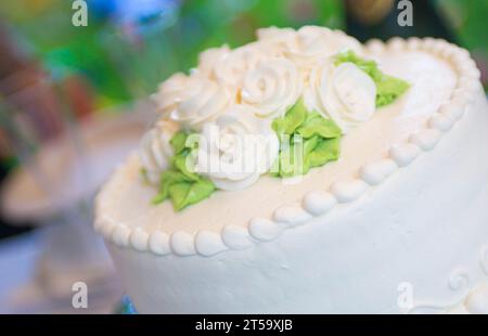 Torta nuziale a strato singolo bianca Foto Stock