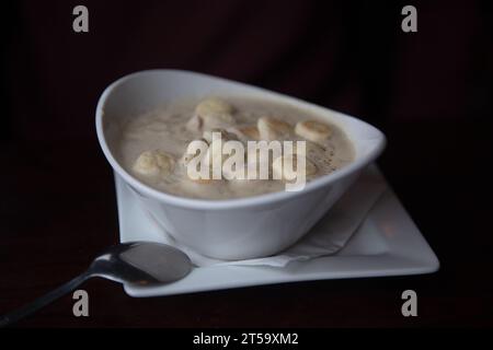 Ciotola di zuppa di vongole su nero Foto Stock