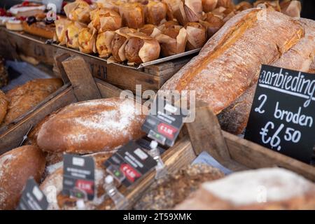 Supporto per pane artigianale con un sacco di varietà tra cui scegliere Foto Stock