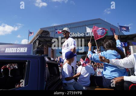 Arlington, Texas, USA. 4 novembre 2023. Arlington, Texas, USA: Marcus Semien, tappa dei Texas Rangers, partecipa alla parata che celebra il loro campionato delle World Series 2023 nelle strade del quartiere dei divertimenti di Arlington e di fronte al Globe Life Field venerdì 3 novembre 2023. (Immagine di credito: © Javier Vicencio/eyepix via ZUMA Press Wire) SOLO USO EDITORIALE! Non per USO commerciale! Foto Stock