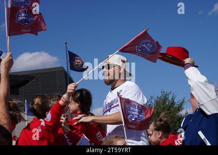 Arlington, Texas, USA. 4 novembre 2023. Arlington, Texas, USA: Membro dell'organizzazione dei Texas Rangers, partecipa alla parata per celebrare il loro campionato delle World Series 2023 nelle strade del quartiere dei divertimenti di Arlington e di fronte al Globe Life Field venerdì 3 novembre 2023. (Immagine di credito: © Javier Vicencio/eyepix via ZUMA Press Wire) SOLO USO EDITORIALE! Non per USO commerciale! Foto Stock