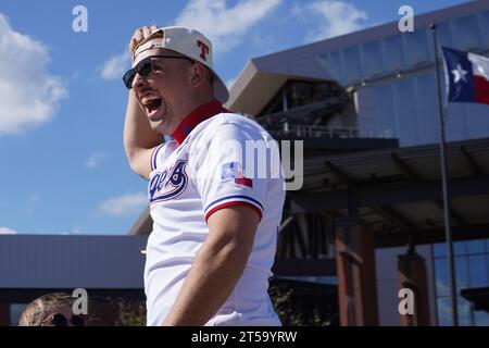 Arlington, Texas, USA. 4 novembre 2023. Arlington, Texas, Stati Uniti: Nathaniel Lowe, insigne dei Texas Rangers, partecipa alla parata per celebrare il loro campionato delle World Series 2023 nelle strade del quartiere dei divertimenti di Arlington e di fronte al Globe Life Field venerdì 3 novembre 2023. (Immagine di credito: © Javier Vicencio/eyepix via ZUMA Press Wire) SOLO USO EDITORIALE! Non per USO commerciale! Foto Stock