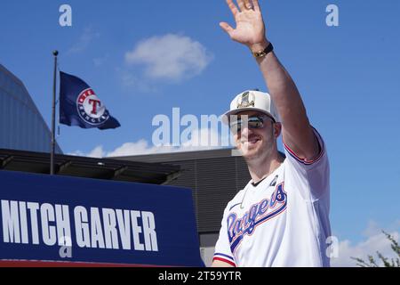 Arlington, Texas, USA. 4 novembre 2023. Arlington, Texas, USA: Mitch Garver, ricevitore dei Texas Rangers, partecipa alla parata per celebrare il loro campionato delle World Series 2023 nelle strade del quartiere dei divertimenti di Arlington e di fronte al Globe Life Field venerdì 3 novembre 2023. (Immagine di credito: © Javier Vicencio/eyepix via ZUMA Press Wire) SOLO USO EDITORIALE! Non per USO commerciale! Foto Stock