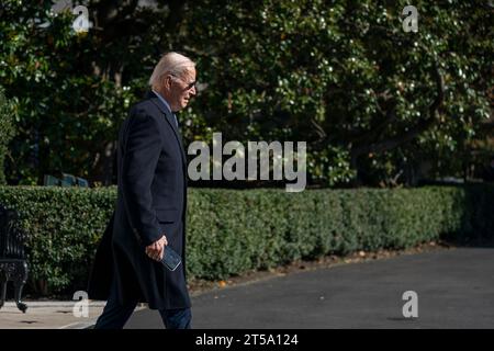 Washington, DC, USA. 3 novembre 2023. Il presidente degli Stati Uniti Joe Biden cammina a bordo di Marine One sul South Lawn della Casa Bianca a Washington, DC, USA, il 3 novembre 2023. Il presidente Biden si reca a Lewiston, Maine, dove renderà omaggio alle vittime delle sparatorie di massa e si farà sentire in lutto con le famiglie e i membri della comunità, nonché incontrerà i primi soccorritori, gli infermieri e altri in prima linea. Credito: Shawn Thew/Pool tramite CNP/dpa/Alamy Live News Foto Stock