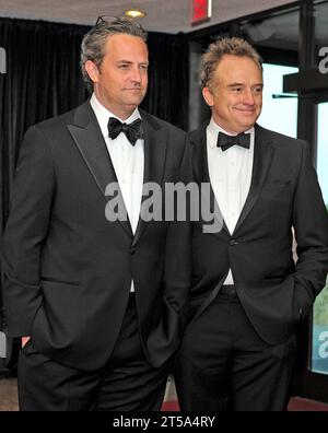 Washington, Vereinigte Staaten. 27 aprile 2013. Matthew Perry e Bradley Whitford arrivano per la cena annuale 2013 della White House Correspondents Association presso il Washington Hilton Hotel sabato 27 aprile 2013. Credito: Ron Sachs/CNP. (RESTRIZIONE: NESSUN giornale o giornale New York o New Jersey entro un raggio di 75 miglia da New York) credito: dpa/Alamy Live News Foto Stock