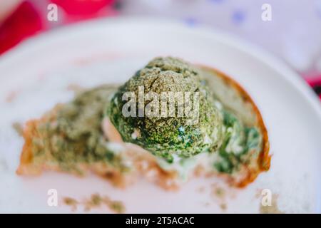 Gelato con polvere di matcha. Sfondo bokeh. Foto Stock