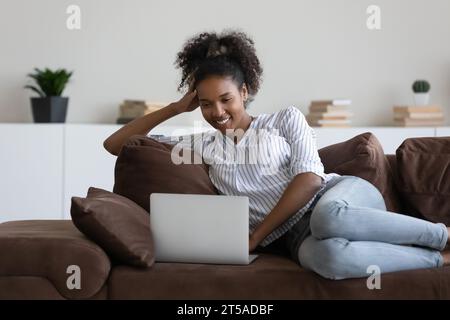 Giovane donna africana felice che si diverte a casa Foto Stock