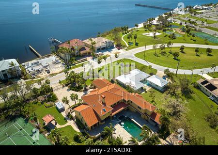 Tetti della casa danneggiati dopo l'uragano Ian nella zona residenziale costiera della Florida. Conseguenze di disastro naturale Foto Stock