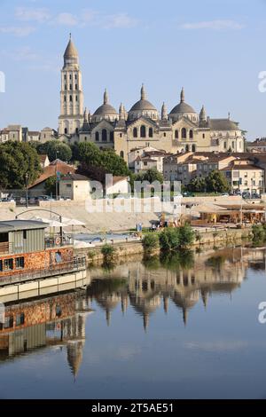 La città di Périgueux nel Périgord. La cattedrale di Saint-Front a Périgueux si riflette nelle acque del fiume Isle che attraversa la città. Périgue Foto Stock