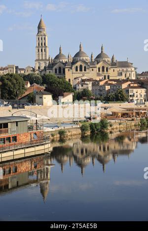 La città di Périgueux nel Périgord. La cattedrale di Saint-Front a Périgueux si riflette nelle acque del fiume Isle che attraversa la città. Périgue Foto Stock