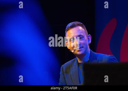 Colonia, Germania. 3 novembre 2023. Ragnar Jonasson, l'autore islandese, è visto parlare sul palco della Stadthalle di Colonia, in Germania, il 3,2023 novembre durante il lit.cologne, un festival internazionale di letteratura. (Foto di Ying Tang/NurPhoto)0 crediti: NurPhoto SRL/Alamy Live News Foto Stock