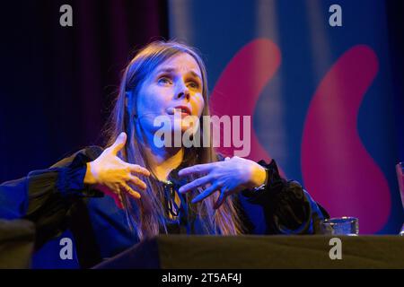 Colonia, Germania. 3 novembre 2023. Katrin Jakobsdottir, il politico islandese, è visto parlare sul palco alla Stadthalle di Colonia, in Germania, il 3,2023 novembre durante il lit.cologne, un festival internazionale di letteratura. (Foto di Ying Tang/NurPhoto)0 crediti: NurPhoto SRL/Alamy Live News Foto Stock