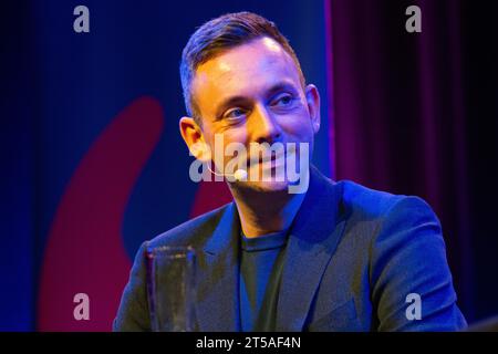 Colonia, Germania. 3 novembre 2023. Ragnar Jonasson, l'autore islandese, è visto parlare sul palco della Stadthalle di Colonia, in Germania, il 3,2023 novembre durante il lit.cologne, un festival internazionale di letteratura. (Foto di Ying Tang/NurPhoto)0 crediti: NurPhoto SRL/Alamy Live News Foto Stock