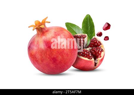 Melograno intero e mezzo con sfere volanti isolate su sfondo bianco Foto Stock