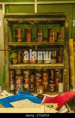Lattine o barattoli di inchiostro per una macchina da stampa, Stueng Mean Chey, Phnom Penh, Cambogia. © Kraig Lieb Foto Stock