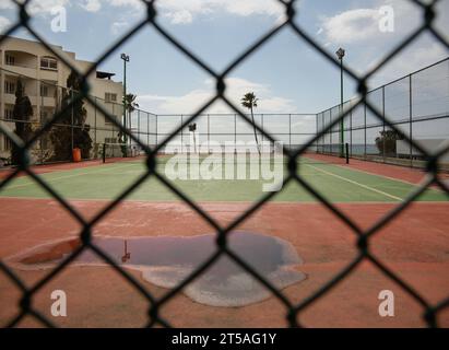 Uno stadio con una pozzanghera attraverso una recinzione metallica. Foto Stock