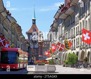 Vista sulla strada di Kramgasse con la Torre dell'Orologio Zytglogge nella città vecchia di Berna. E' una popolare strada per lo shopping e il centro medievale della citta' di Berna Foto Stock