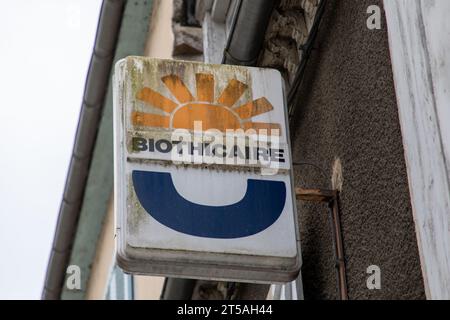 Bordeaux , Francia - 10 26 2023 : Biothicaire bio shop testo segno e logo sul muro di costruzione di un negozio biologico Foto Stock