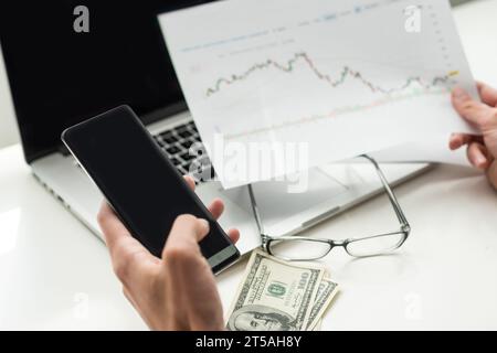 Business man trader analista di investitori che utilizza l'analisi di app per telefoni cellulari per l'analisi del mercato finanziario delle criptovalute, grafico dell'indice dei dati di trading su Foto Stock