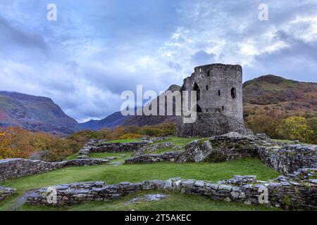 Il castello di Dolbadarn si erge sopra Llyn Padarn a Llanberis nel Parco Nazionale di Snowdonia, in Galles Foto Stock