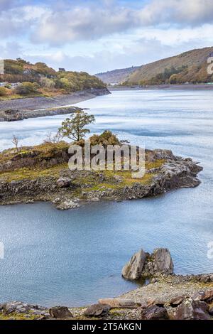 Lago Llyn Peris vicino a Llanberis nel Gwynedd, Snowdonia National Park, Galles del Nord. Foto Stock