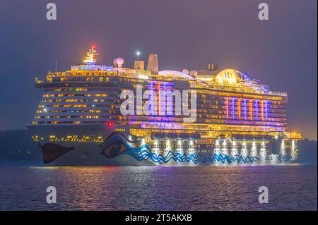 Nave da crociera illuminata AIDAnova presso il fiordo di Kiel Foto Stock