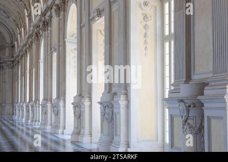 Venaria reale, Italia - 16 luglio 2023: Galleria di lusso prospettiva, marmo decorativo, interno, nessuno, Palazzo reale. Destinazione di viaggio in Italia. Foto Stock