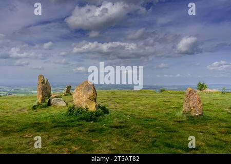 Gli escursionisti che camminano lungo il sentiero Cleveland Way attraverso le North Yorkshire Moors passano vicino a questo cerchio di pietre vicino a Lord Stones. Anche se il cerchio di pietra loo Foto Stock