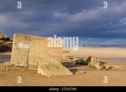 Vista sulla spiaggia da un vecchio punto di osservazione della seconda Guerra Mondiale sulla spiaggia vicino a Fraisthorpe nell'East Yorkshire. In lontananza si trova la città di Bridlington. Foto Stock