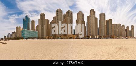 Foto panoramica degli edifici di appartamenti nel quartiere di Dubai Marina a novembre Foto Stock