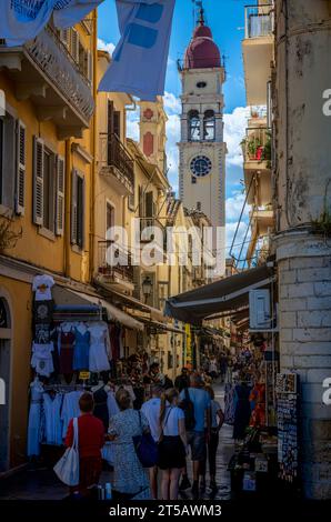 Strade della vecchia Kerkyra e del campanile di San Spyridon, Corfù, Grecia. Sito patrimonio dell'umanità dell'UNESCO Foto Stock