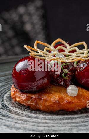 Polpettone. Terrina. Cucina tradizionale francese, pane di carne, paté di fegato di pollo. Delizioso. Piatti serviti in un ristorante, menu di concetto. Foto Stock