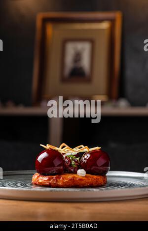 Polpettone. Terrina. Cucina tradizionale francese, pane di carne, paté di fegato di pollo. Delizioso. Piatti serviti in un ristorante, menu di concetto. Foto Stock