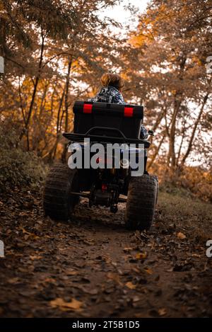 Un viaggio in ATV sulla strada rossa. Foto Stock