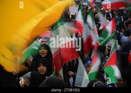 Teheran, Iran. 4 novembre 2023. Le donne velate iraniane sventolano bandiere Iran e Hezbollah durante una manifestazione annuale davanti all'ex ambasciata degli Stati Uniti per celebrare l'anniversario del sequestro dell'ambasciata degli Stati Uniti, nota anche come giornata dello studente o giornata nazionale contro l'arroganza globale. Gli studenti iraniani occuparono l'ambasciata il 4 novembre 1979 dopo che gli Stati Uniti avevano concesso il permesso al defunto scià iraniano di essere ricoverato negli Stati Uniti. Oltre 50 diplomatici e guardie statunitensi sono stati tenuti in ostaggio dagli studenti per 444 giorni. (Immagine di credito: © Rouzbeh Fouladi/ZUMA Press Wire) SOLO USO EDITORIALE! Non per Commerc Foto Stock