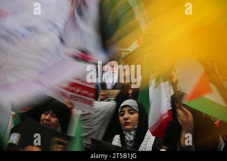 Teheran, Iran. 4 novembre 2023. Un ritratto del leader supremo iraniano Ayatollah Ali Khamenei è visto al centro come donne velate iraniane che sventolano l'Iran, Hezbollah, e la Palestina bandiera durante una manifestazione annuale davanti all'ex ambasciata degli Stati Uniti per celebrare l'anniversario del sequestro dell'ambasciata degli Stati Uniti, nota anche come giornata dello studente o giornata nazionale contro l'arroganza globale. Gli studenti iraniani occuparono l'ambasciata il 4 novembre 1979 dopo che gli Stati Uniti avevano concesso il permesso al defunto scià iraniano di essere ricoverato negli Stati Uniti. Oltre 50 diplomatici e guardie statunitensi sono stati tenuti in ostaggio dagli studenti Foto Stock