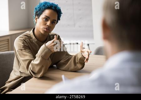 Fidanzata giovane donna professionista africana che parla con un collega Foto Stock
