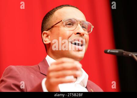 Norimberga, Germania. 4 novembre 2023. Nasser Ahmed, vicesegretario generale, interviene alla conferenza dei piccoli partiti della SPD bavarese nella piccola Meistersingerhalle di Norimberga. L'attenzione è rivolta all'elenco dei candidati bavaresi alle elezioni europee del 2024. Credito: Daniel Löb/dpa/Alamy Live News Foto Stock