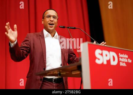 Norimberga, Germania. 4 novembre 2023. Nasser Ahmed, vicesegretario generale, interviene alla conferenza dei piccoli partiti della SPD bavarese nella piccola Meistersingerhalle di Norimberga. L'attenzione è rivolta all'elenco dei candidati bavaresi alle elezioni europee del 2024. Credito: Daniel Löb/dpa/Alamy Live News Foto Stock