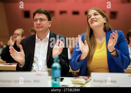 Norimberga, Germania. 4 novembre 2023. Florian von Brunn (l) e Ronja Endres, i due presidenti di stato della SPD bavarese, applaudono alla conferenza di partito della SPD bavarese nella piccola Meistersingerhalle di Norimberga. L'attenzione è rivolta all'elenco dei candidati bavaresi alle elezioni europee del 2024. Credito: Daniel Löb/dpa/Alamy Live News Foto Stock