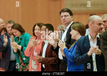 Norimberga, Germania. 4 novembre 2023. Florian von Brunn, Presidente di Stato della SPD bavarese (M), alla conferenza per piccoli partiti della SPD bavarese nella Meistersingerhalle di Norimberga. L'attenzione è rivolta all'elenco dei candidati bavaresi alle elezioni europee del 2024. Credito: Daniel Löb/dpa/Alamy Live News Foto Stock