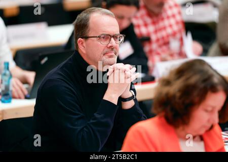 Norimberga, Germania. 4 novembre 2023. Markus Rinderspacher, vicepresidente del Parlamento di Stato bavarese, ascolta un discorso alla conferenza del partito bavarese SPD nel piccolo Meistersingerhalle di Norimberga. L'attenzione è rivolta all'elenco dei candidati bavaresi alle elezioni europee del 2024. Credito: Daniel Löb/dpa/Alamy Live News Foto Stock